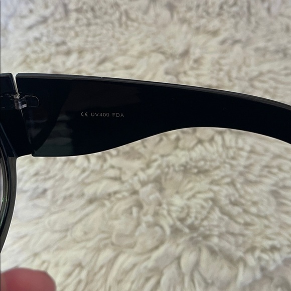 Stylish Black Sunglasses retro with uv 400 lenses NWOT
Restroom contemporary - Picture 5 of 6